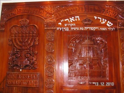 ארון קודש דגם בית המקדש עם מנורה דגם 17